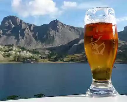 PXL034 La bière réconfortante devant le panorama du lac d'Allos